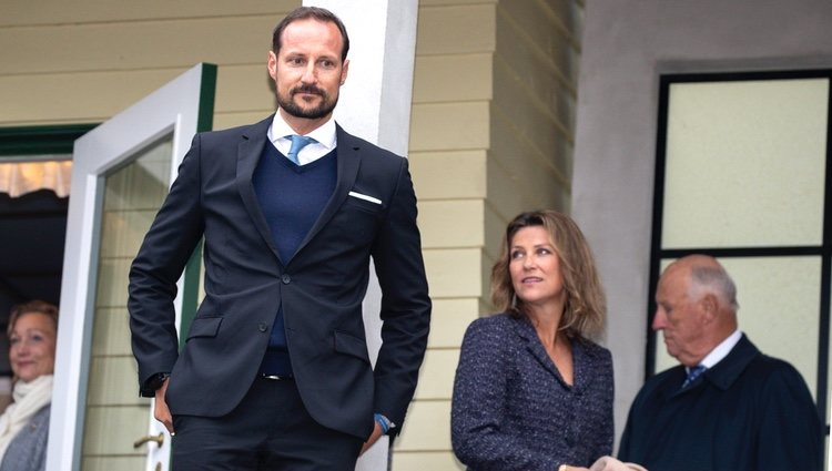 Haakon, Marta Luisa y Harald de Noruega en la inauguración de la casa-museo en la que vivió Sonia de Noruega antes de casarse