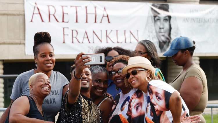 Fans de Aretha Franklin acudiendo a la capilla ardiente de la reina del soul