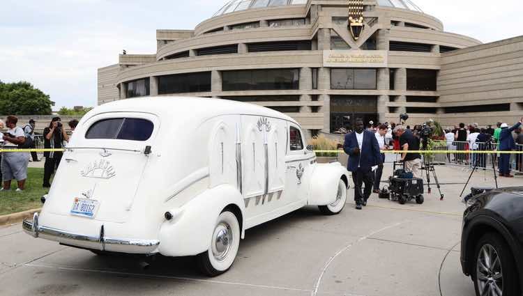 El coche fúnebre con el que han trasladado los restos mortales de Aretha Franklin