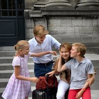 Isabel de Bélgica se despide de sus hermanos Gabriel, Manuel y Leonor antes de irse a estudiar a Reino Unido