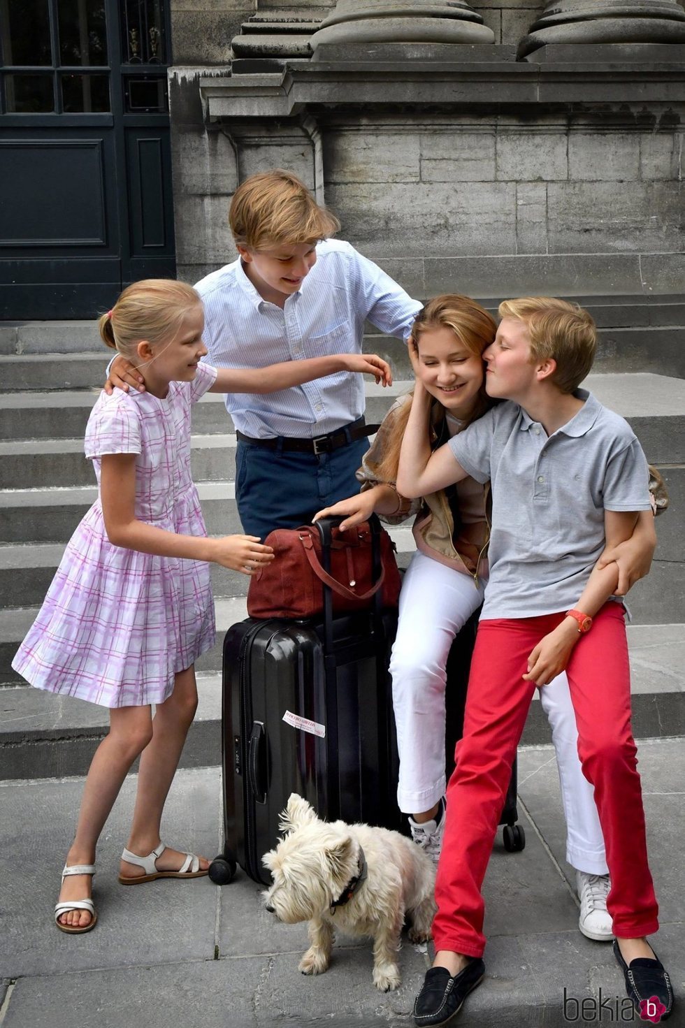 Isabel de Bélgica se despide de sus hermanos Gabriel, Manuel y Leonor antes de irse a estudiar a Reino Unido