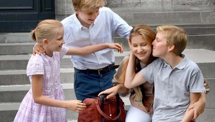 Isabel de Bélgica se despide de sus hermanos Gabriel, Manuel y Leonor antes de irse a estudiar a Reino Unido