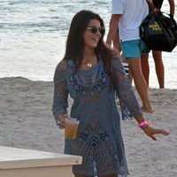 Tana Rivera con una copa en la playa de Formentera