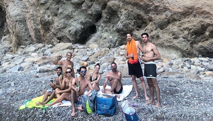 Eva González de vacaciones con sus amigos en una cala