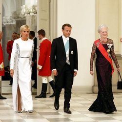 Margarita de Dinamarca con Emmanuel y Brigitte Macron en la cena de gala en su honor