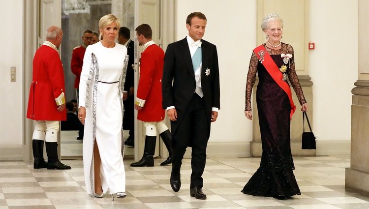 Margarita de Dinamarca con Emmanuel y Brigitte Macron en la cena de gala en su honor