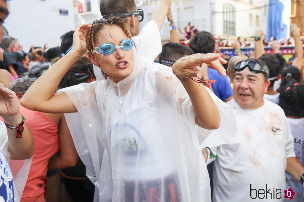 Alba Carrillo dándolo todo en la Tomatina de Buñol