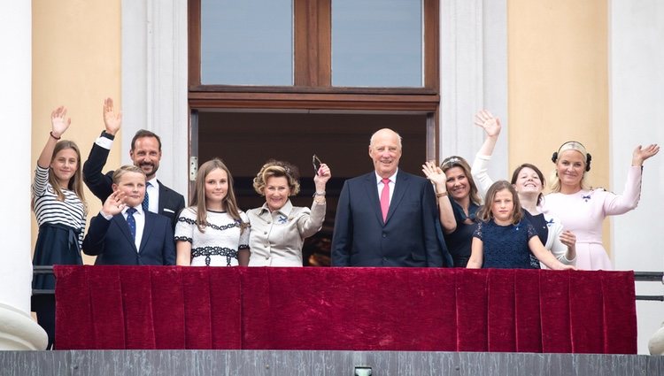 Los Reyes de Noruega celebran sus Bodas de Oro con sus hijos y sus nietos