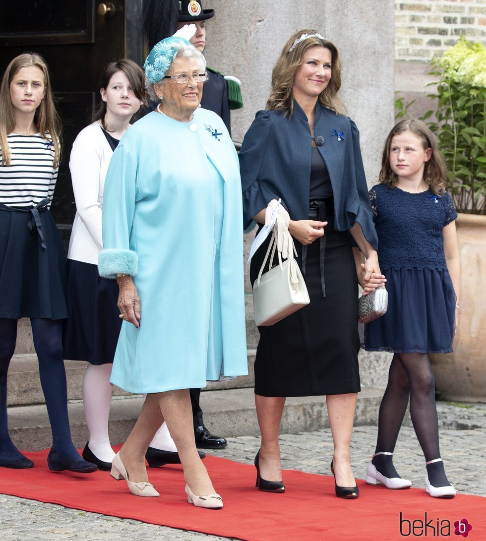 Astrid de Noruega y Marta Luisa de Noruega con sus hijas en las Bodas de Oro de los Reyes Harald y Sonia