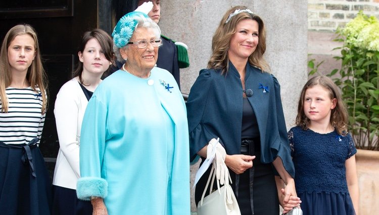 Astrid de Noruega y Marta Luisa de Noruega con sus hijas en las Bodas de Oro de los Reyes Harald y Sonia