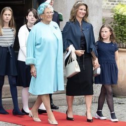 Astrid de Noruega y Marta Luisa de Noruega con sus hijas en las Bodas de Oro de los Reyes Harald y Sonia