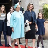 Astrid de Noruega y Marta Luisa de Noruega con sus hijas en las Bodas de Oro de los Reyes Harald y Sonia