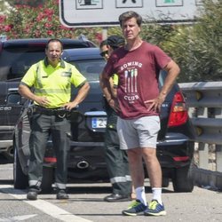 Cayetano Martínez de Irujo en el arcén tras sufrir un accidente de coche