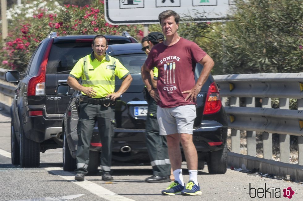 Cayetano Martínez de Irujo en el arcén tras sufrir un accidente de coche