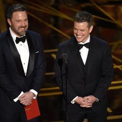 Ben Affleck y Matt Damon presentando los Oscar de 2017