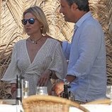 Eugenia Martínez de Irujo y Narcís Rebollo en un chiringuito de Ibiza