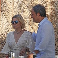 Eugenia Martínez de Irujo y Narcís Rebollo en un chiringuito de Ibiza