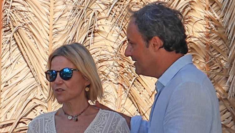 Eugenia Martínez de Irujo y Narcís Rebollo en un chiringuito de Ibiza