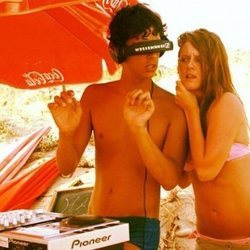 Eduardo Casanova y Ana Polvorosa en una playa en 2011