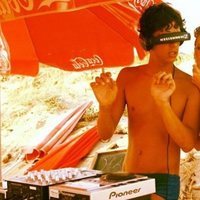 Eduardo Casanova y Ana Polvorosa en una playa en 2011