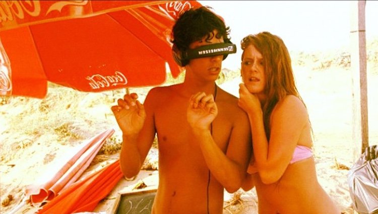 Eduardo Casanova y Ana Polvorosa en una playa en 2011