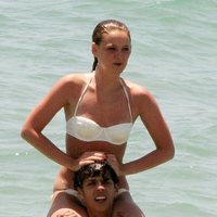 Eduardo Casanova y Ana Polvorosa divirtiéndose en la playa en 2010