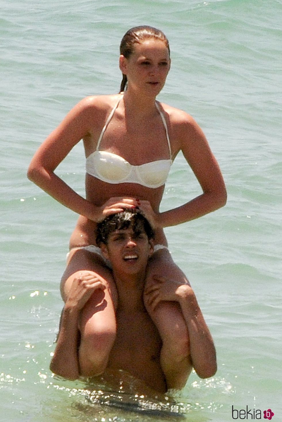 Eduardo Casanova y Ana Polvorosa divirtiéndose en la playa en 2010