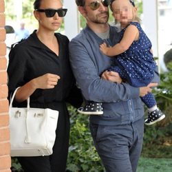 Irina Shayk y Bradley Cooper con su hija Lea llegando a Venecia