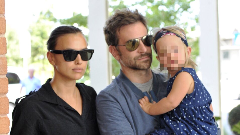 Irina Shayk y Bradley Cooper con su hija Lea llegando a Venecia