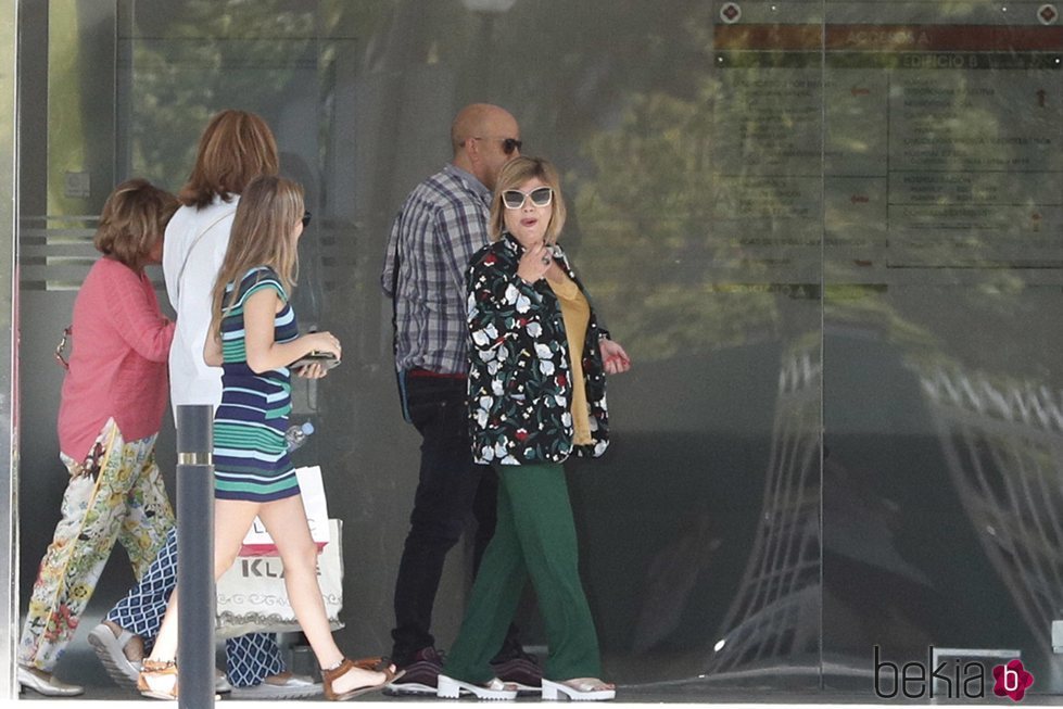 La familia de Carmen Borrego la visita en el hospital