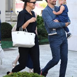 Bradley Cooper e Irina Shayk con su hija Lea en Venecia