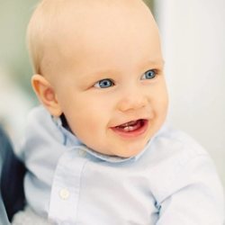 Gabriel de Suecia, muy sonriente en su primer cumpleaños