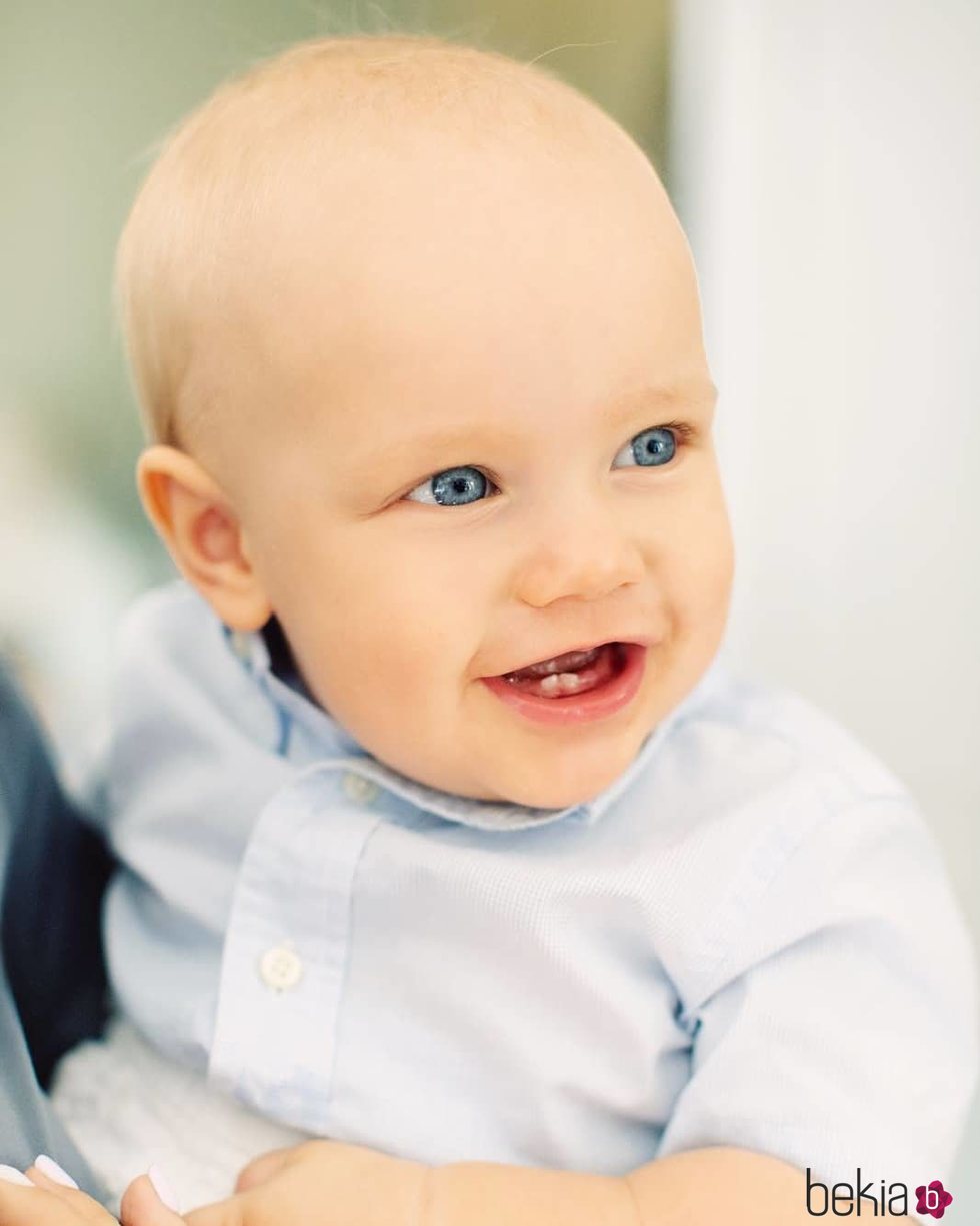 Gabriel de Suecia, muy sonriente en su primer cumpleaños