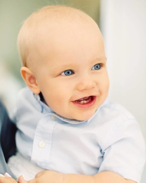 Gabriel de Suecia, muy sonriente en su primer cumpleaños