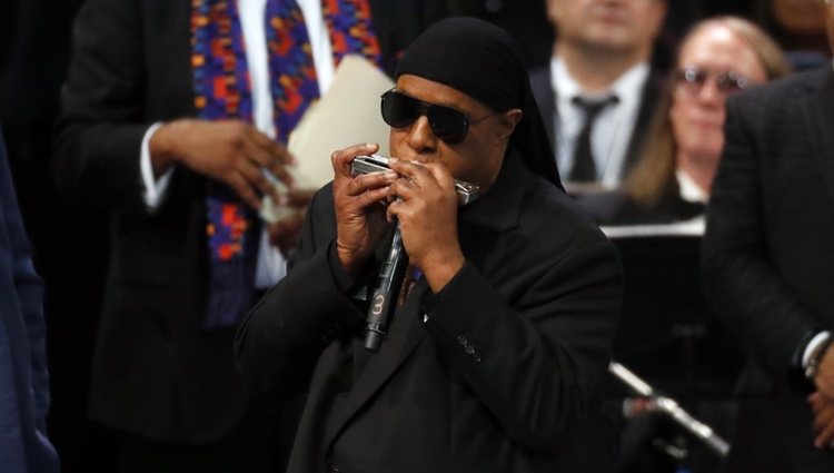 Stevie Wonder actuando en el funeral de Aretha Franklin