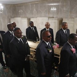 El ataúd de Aretha Franklin en el cementerio de Woodlawn