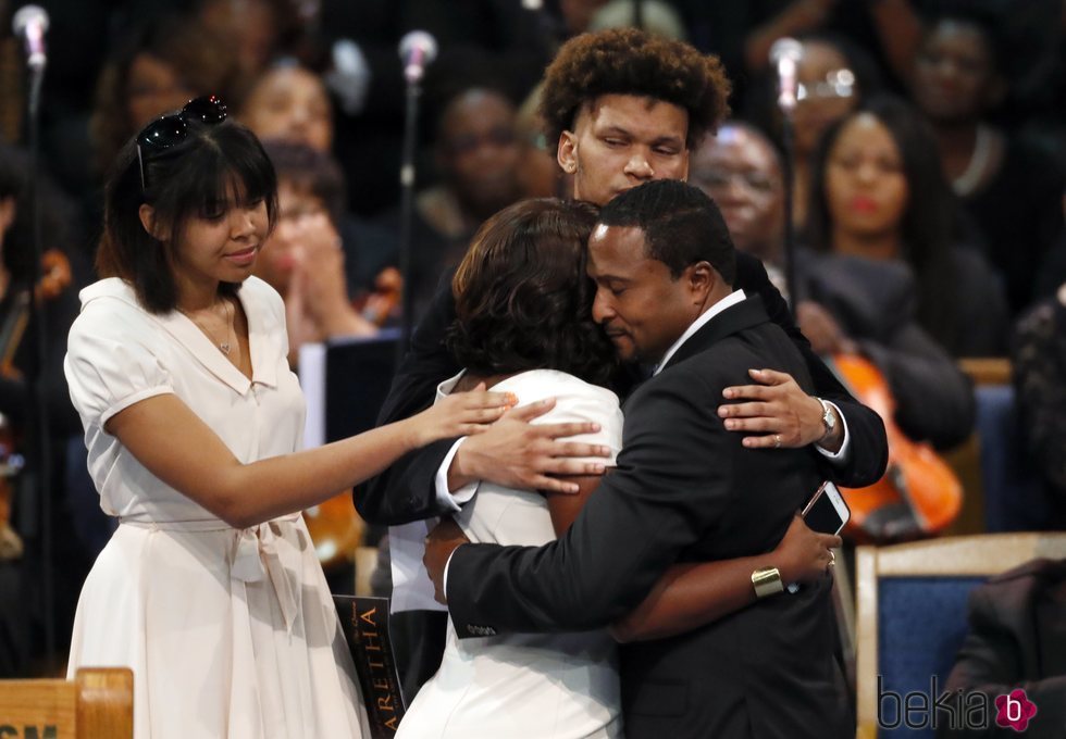 Familiares de Aretha Franklin durante el funeral