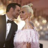 Bradley Cooper y Lady Gaga muy cómplices en Venecia