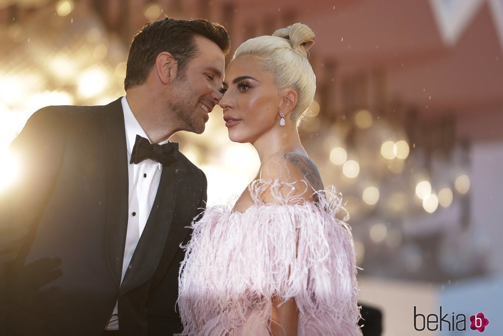 Bradley Cooper y Lady Gaga muy cómplices en Venecia