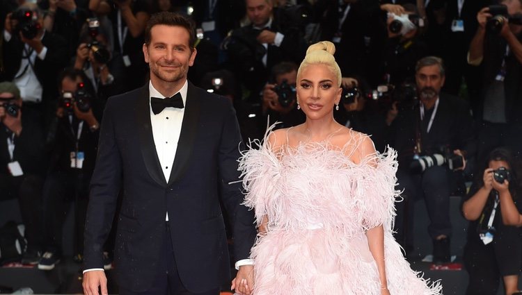 Bradley Cooper y Lady Gaga en la alfombra roja de Venecia