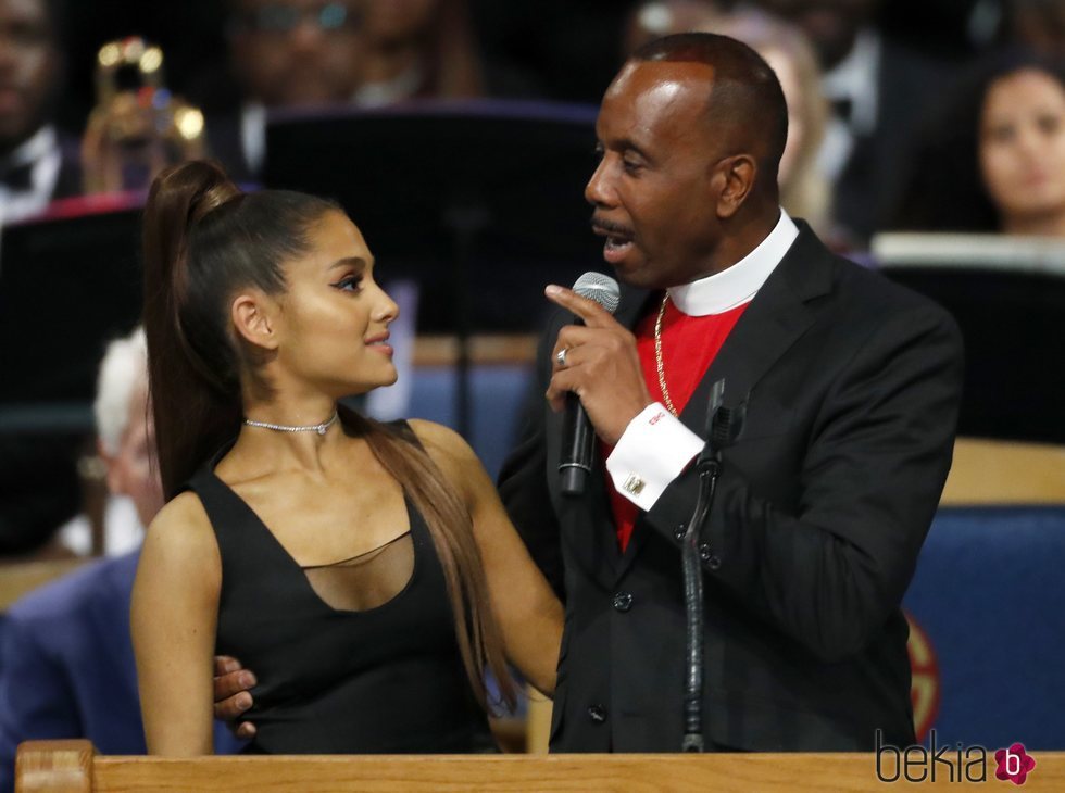 Ariana Grande con el obispo del funeral de Aretha Franklin