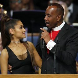 Ariana Grande con el obispo del funeral de Aretha Franklin