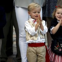 Los Príncipes Jacques y Gabriella de Mónaco aplaudiendo en el picnic del final del verano 2018