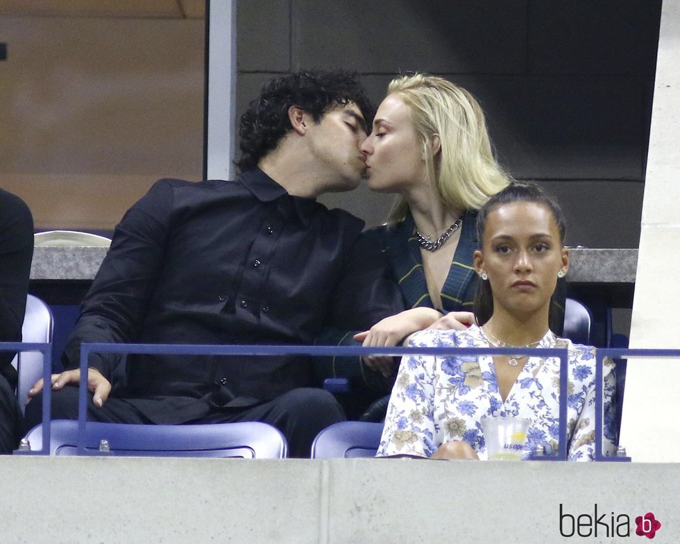 Joe Jonas y Sophie Turner besándose en el Abierto de Tenis en Nueva York