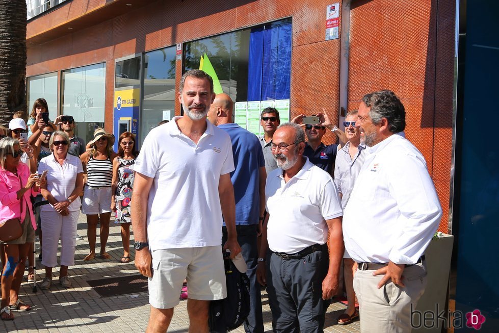 El Rey Felipe llegando al club náutico para participar en la Copa del Rey de Vela de Menorca