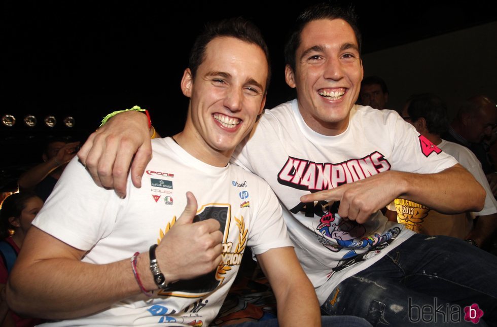 Aleix y Pol Espargaró celebrando el título de Moto2