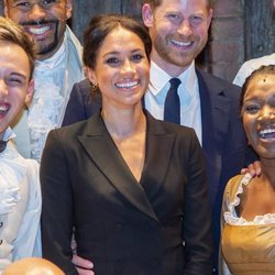 Meghan Markle y el Príncipe Harry en el Teatro Victoria Palace