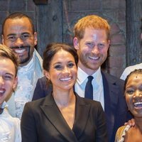 Meghan Markle y el Príncipe Harry en el Teatro Victoria Palace