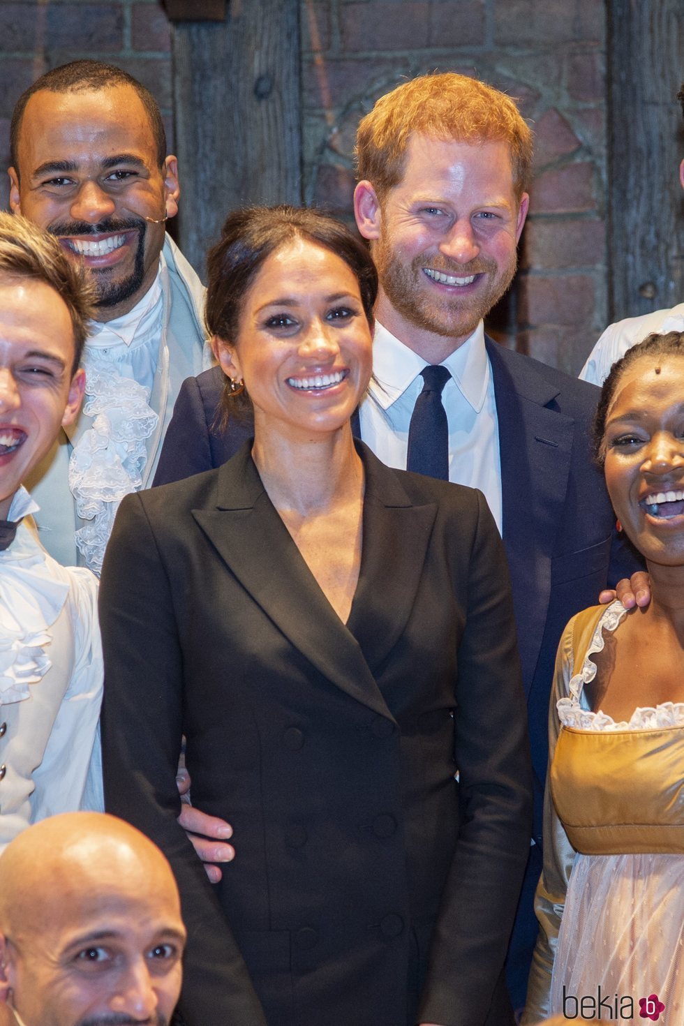 Meghan Markle y el Príncipe Harry en el Teatro Victoria Palace