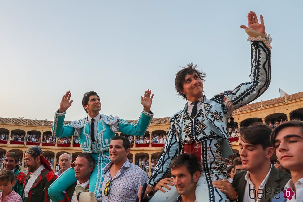 Cayetano Rivera y Roca Rey saliendo a hombros de la Goyesca 2018